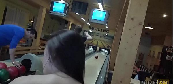  HUNT4K. La coppia e stanca di giocare a bowling, il ragazzo vuole dei soldi, la ragazza vuole il sesso